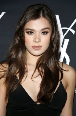 Zoe Kravitz 'den Hailee Steinfeld, 18 Mayıs 2016' da ABD 'nin Batı Hollywood kentindeki Gibson Brands Sunset' te düzenlenen Yves Saint Laurent Beauty ile oynadığı yeni rolü kutluyor..