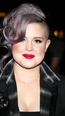 Kelly Osbourne, Zoe Kravitz 'de 18 Mayıs 2016' da ABD 'nin Batı Hollywood kentindeki Gibson Marka Günbatımında düzenlenen Yves Saint Laurent Beauty ile yeni rolünü kutluyor..