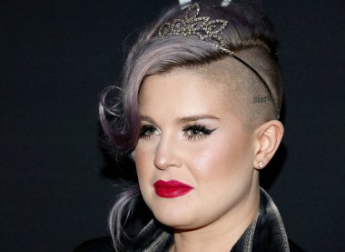 Kelly Osbourne, Zoe Kravitz 'de 18 Mayıs 2016' da ABD 'nin Batı Hollywood kentindeki Gibson Marka Günbatımında düzenlenen Yves Saint Laurent Beauty ile yeni rolünü kutluyor..
