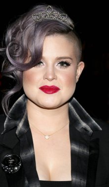 Kelly Osbourne, Zoe Kravitz 'de 18 Mayıs 2016' da ABD 'nin Batı Hollywood kentindeki Gibson Marka Günbatımında düzenlenen Yves Saint Laurent Beauty ile yeni rolünü kutluyor..