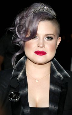 Kelly Osbourne, Zoe Kravitz 'de 18 Mayıs 2016' da ABD 'nin Batı Hollywood kentindeki Gibson Marka Günbatımında düzenlenen Yves Saint Laurent Beauty ile yeni rolünü kutluyor..
