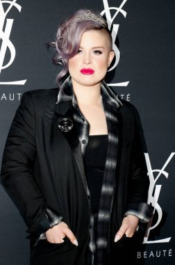 Kelly Osbourne, Zoe Kravitz 'de 18 Mayıs 2016' da ABD 'nin Batı Hollywood kentindeki Gibson Marka Günbatımında düzenlenen Yves Saint Laurent Beauty ile yeni rolünü kutluyor..