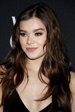 Zoe Kravitz 'den Hailee Steinfeld, 18 Mayıs 2016' da ABD 'nin Batı Hollywood kentindeki Gibson Brands Sunset' te düzenlenen Yves Saint Laurent Beauty ile oynadığı yeni rolü kutluyor..