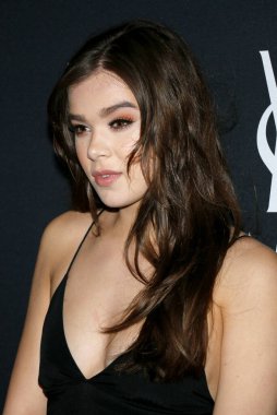 Zoe Kravitz 'den Hailee Steinfeld, 18 Mayıs 2016' da ABD 'nin Batı Hollywood kentindeki Gibson Brands Sunset' te düzenlenen Yves Saint Laurent Beauty ile oynadığı yeni rolü kutluyor..