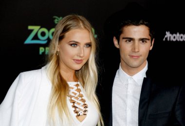 Veronica Dunne ve Max Ehrich, 17 Şubat 2016 'da ABD' nin Hollywood kentindeki El Capitan Tiyatrosu 'nda düzenlenen' Zootopia 'nın Los Angeles galasında.