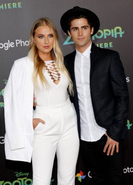 Veronica Dunne ve Max Ehrich, 17 Şubat 2016 'da ABD' nin Hollywood kentindeki El Capitan Tiyatrosu 'nda düzenlenen' Zootopia 'nın Los Angeles galasında.