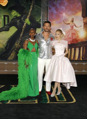 Jonathan Bailey, Cynthia Erivo ve Ariana Grande 9 Kasım 2024 'te ABD' nin Los Angeles şehrindeki Dorothy Chandler Pavyonu 'nda düzenlenen' Wicked 'galasında.