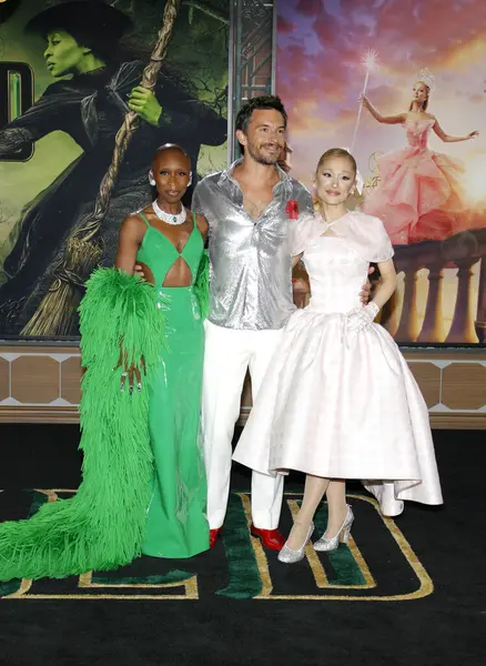 Jonathan Bailey, Cynthia Erivo ve Ariana Grande 9 Kasım 2024 'te ABD' nin Los Angeles şehrindeki Dorothy Chandler Pavyonu 'nda düzenlenen' Wicked 'galasında.