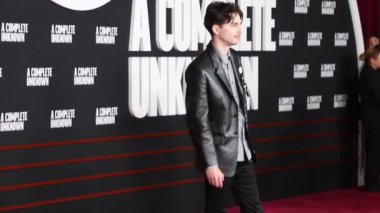 Timothe Chalamet, 10 Aralık 2024 'te ABD' nin Hollywood kentindeki Dolby Tiyatrosu 'nda düzenlenen' A Complete Unknown 'galasında.