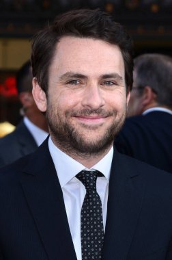 Charlie Day, 9 Temmuz 2013 'te ABD' nin Hollywood kentindeki Dolby Tiyatrosu 'nda düzenlenen' Pacific Rim 'in Los Angeles galasında.