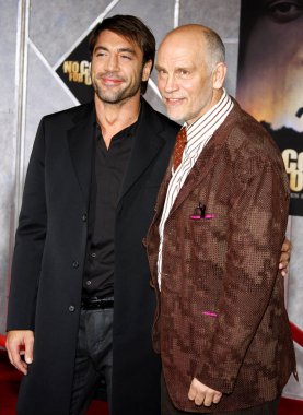 Javier Bardem ve John Malkovich, 4 Kasım 2007 'de ABD' nin Westwood kentindeki El Capitan Tiyatrosu 'nda düzenlenen 