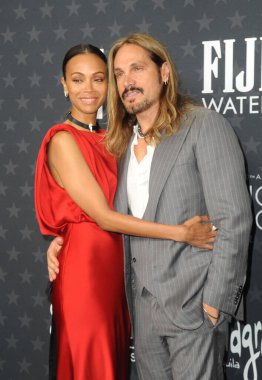 Marco Perego ve Zoe Saldana, 7 Şubat 2025 tarihinde ABD 'nin Satna Monica kentindeki Barker Hangarında düzenlenen 30. Yıllık Eleştirmenler Seçimi Ödülleri' nde.