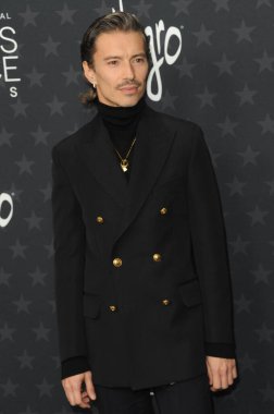 Raul Domingo, ABD 'nin Satna Monica kentindeki Barker Hangarında 7 Şubat 2025 tarihinde düzenlenen 30. Yıllık Eleştirmenler Seçimi Ödülleri' nde.