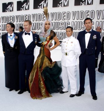 Lady Gaga, Los Angeles Nokia Theatre L.A. 'da 12 Eylül 2010 tarihinde düzenlenen 2010 MTV Video Müzik Ödülleri' nde yer aldı..