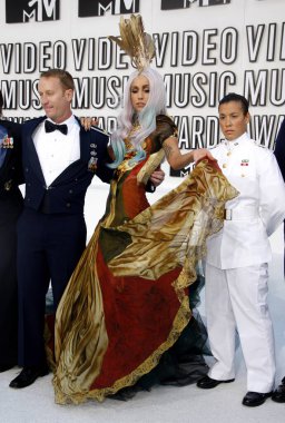 Lady Gaga, Los Angeles Nokia Theatre L.A. 'da 12 Eylül 2010 tarihinde düzenlenen 2010 MTV Video Müzik Ödülleri' nde yer aldı..