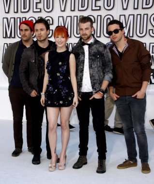 12 Eylül 2010 'da Los Angeles Nokia Theatre L.A.' de düzenlenen 2010 MTV Video Müzik Ödülleri 'nde Paramore' dan Hayley Williams, Taylor York ve Zac Farro..