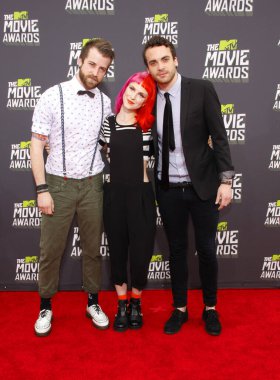 14 Nisan 2013 'te ABD' nin Los Angeles kentindeki Sony Pictures Studios 'ta düzenlenen 2013 MTV Film Ödülleri' nde Paramore 'dan PHayley Williams, Taylor York ve Zac Farro.
