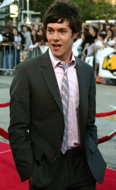 Adam Brody, 7 Haziran 2005 'te ABD' nin Westwood kentindeki Mann 's Village Theater' da düzenlenen 
