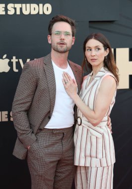 Patrick J. Adams ve Troian Bellisario, 24 Mart 2025 'te ABD' nin Los Angeles kentindeki Akademi Sinema Müzesi 'nde 