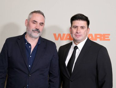 Alex Garland ve Ray Mendoza, 27 Mart 2025 'te ABD' nin Los Angeles kentindeki DGA Tiyatrosu 'nda düzenlenen A24' ün 'Savaş' galasında.