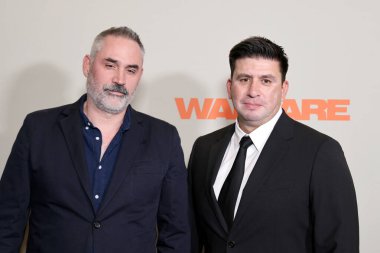 Alex Garland ve Ray Mendoza, 27 Mart 2025 'te ABD' nin Los Angeles kentindeki DGA Tiyatrosu 'nda düzenlenen A24' ün 'Savaş' galasında.