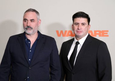 Alex Garland ve Ray Mendoza, 27 Mart 2025 'te ABD' nin Los Angeles kentindeki DGA Tiyatrosu 'nda düzenlenen A24' ün 'Savaş' galasında.