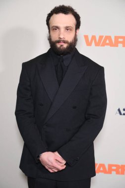 Cosmo Jarvis, 27 Mart 2025 'te ABD' nin Los Angeles kentindeki DGA Tiyatrosu 'nda düzenlenen A24' ün 'Savaş' prömiyerinde.