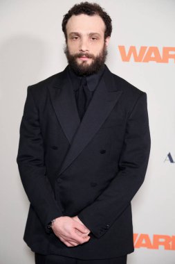 Cosmo Jarvis, 27 Mart 2025 'te ABD' nin Los Angeles kentindeki DGA Tiyatrosu 'nda düzenlenen A24' ün 'Savaş' prömiyerinde.