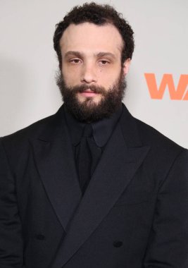 Cosmo Jarvis, 27 Mart 2025 'te ABD' nin Los Angeles kentindeki DGA Tiyatrosu 'nda düzenlenen A24' ün 'Savaş' prömiyerinde.