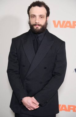 Cosmo Jarvis, 27 Mart 2025 'te ABD' nin Los Angeles kentindeki DGA Tiyatrosu 'nda düzenlenen A24' ün 'Savaş' prömiyerinde.