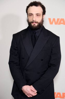 Cosmo Jarvis, 27 Mart 2025 'te ABD' nin Los Angeles kentindeki DGA Tiyatrosu 'nda düzenlenen A24' ün 'Savaş' prömiyerinde.