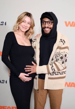 Bailey Galvan ve Keith Lucas, 27 Mart 2025 'te ABD' nin Los Angeles kentindeki DGA Tiyatrosu 'nda düzenlenen A24' ün 'Savaş' prömiyerinde.