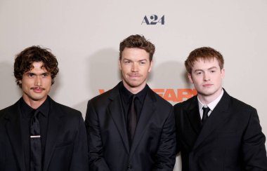Charles Melton, Will Poulter ve Kit Connor, 27 Mart 2025 'te ABD' nin Los Angeles kentindeki DGA Tiyatrosu 'nda düzenlenen A24' ün 'Savaş' galasında.