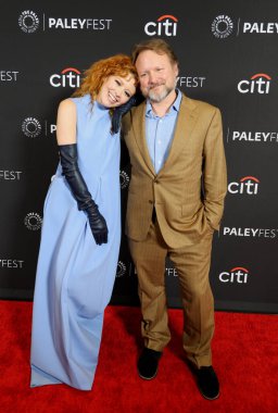 Natasha Lyonne ve Rian Johnson, 29 Mart 2025 'te ABD' nin Los Angeles şehrindeki Dolby Tiyatrosu 'nda düzenlenen Poker Face' in 2025 PaleyFest LA gösteriminde