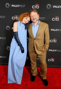 Natasha Lyonne ve Rian Johnson, 29 Mart 2025 'te ABD' nin Los Angeles şehrindeki Dolby Tiyatrosu 'nda düzenlenen Poker Face' in 2025 PaleyFest LA gösteriminde