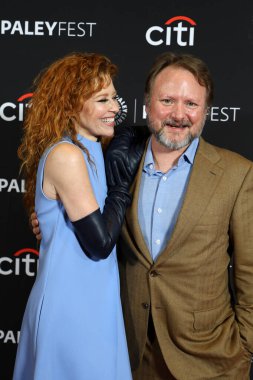 Natasha Lyonne ve Rian Johnson, 29 Mart 2025 'te ABD' nin Los Angeles şehrindeki Dolby Tiyatrosu 'nda düzenlenen Poker Face' in 2025 PaleyFest LA gösteriminde