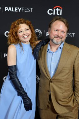 Natasha Lyonne ve Rian Johnson, 29 Mart 2025 'te ABD' nin Los Angeles şehrindeki Dolby Tiyatrosu 'nda düzenlenen Poker Face' in 2025 PaleyFest LA gösteriminde