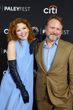 Natasha Lyonne ve Rian Johnson, 29 Mart 2025 'te ABD' nin Los Angeles şehrindeki Dolby Tiyatrosu 'nda düzenlenen Poker Face' in 2025 PaleyFest LA gösteriminde