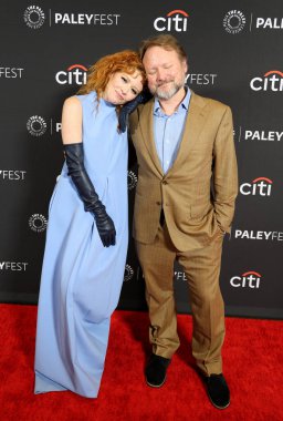 Natasha Lyonne ve Rian Johnson, 29 Mart 2025 'te ABD' nin Los Angeles şehrindeki Dolby Tiyatrosu 'nda düzenlenen Poker Face' in 2025 PaleyFest LA gösteriminde
