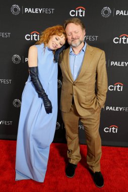 Natasha Lyonne ve Rian Johnson, 29 Mart 2025 'te ABD' nin Los Angeles şehrindeki Dolby Tiyatrosu 'nda düzenlenen Poker Face' in 2025 PaleyFest LA gösteriminde