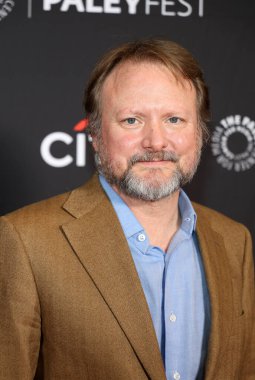 29 Mart 2025 'te ABD' nin Los Angeles kentindeki Dolby Tiyatrosu 'nda düzenlenen Poker Face' in 2025 PaleyFest LA gösteriminde Rian Johnson