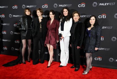Alex Borstein, Lou de Laage, Lauren Graham, Kelly Bishop, Rachel Brosnahan ve Charlotte Gainsbourg 42. William S. Paley Televizyon Sunar 'Gilmore Girls' The Fevkalade Bayan Maisel 've' Etoile: The Amy Sherman-Palladino Multiverse '