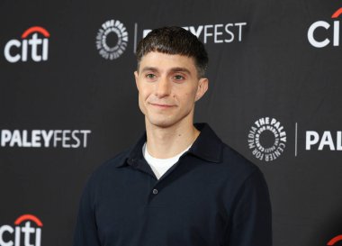 Gideon Glick, 29 Mart 2025 'te ABD' nin Los Angeles kentindeki Dolby Tiyatrosu 'nda düzenlenen 42. William S. Paley Televizyon Sunar' Gilmore Girls ',' The Marvelous Mrs. Maisel 've' Etoile: The Amy Sherman-Palladino Multiverse '.