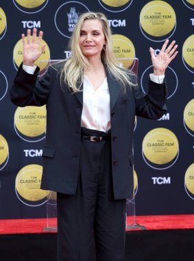 TCM, 25 Nisan 2025 'te ABD' nin Hollywood kentindeki TCL Çin Tiyatrosu 'nda Michelle Pfeiffer' ın onuruna düzenlenen El İzi ve Ayak İzi Töreni 'ne ev sahipliği yaptı..