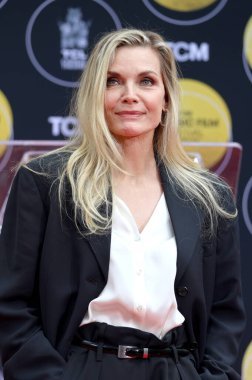 TCM, 25 Nisan 2025 'te ABD' nin Hollywood kentindeki TCL Çin Tiyatrosu 'nda Michelle Pfeiffer' ın onuruna düzenlenen El İzi ve Ayak İzi Töreni 'ne ev sahipliği yaptı..