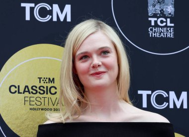 TCM Ev Sahipliği ve Ayak İzi Seremonisi 'nden Elle Fanning, 25 Nisan 2025' te ABD 'nin Hollywood kentindeki TCL Çin Tiyatrosu IMAX' te Michelle Pfeiffer onuruna düzenlendi..