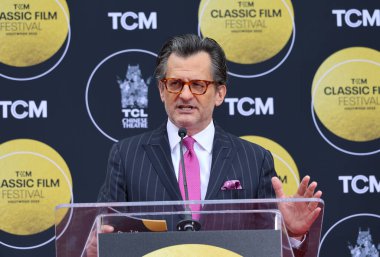 Ben Mankiewicz, 25 Nisan 2025 'te ABD' nin Hollywood kentindeki TCL Çin Tiyatrosu IMAX 'te Michelle Pfeiffer onuruna düzenlenen TCM Ev Sahipliği ve Ayak İzi Töreni' nde.