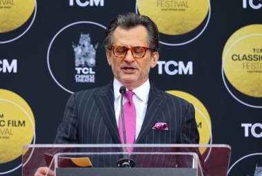 Ben Mankiewicz, 25 Nisan 2025 'te ABD' nin Hollywood kentindeki TCL Çin Tiyatrosu IMAX 'te Michelle Pfeiffer onuruna düzenlenen TCM Ev Sahipliği ve Ayak İzi Töreni' nde.