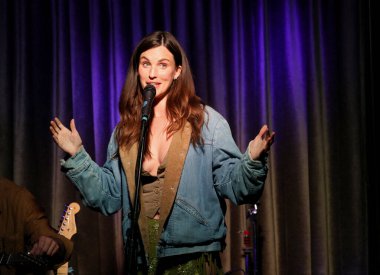 Rainey Qualley 'nin 