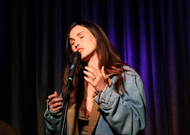 Rainey Qualley 'nin 